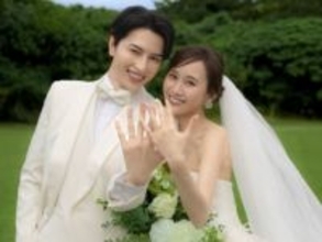 「作画同じすぎる」カップルYouTuber、結婚報告ショットに反響！ 「パーツが似てる」「美男美女カップルすぎ」