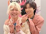 「「仲良いの尊すぎ！」阿部亮平、人気バンドメンバーとのツーショットに「Wりょうちゃん可愛ええ」の声」の画像1