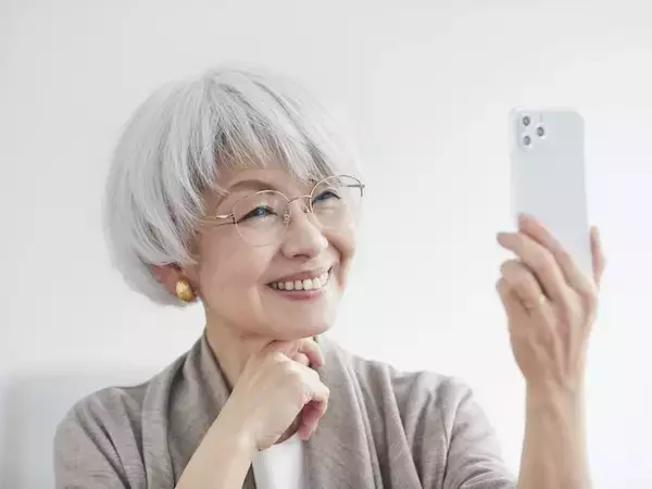 老後の孤独はスマホで変わる？「やることがない」を埋める、お金をかけない「つながり作り」