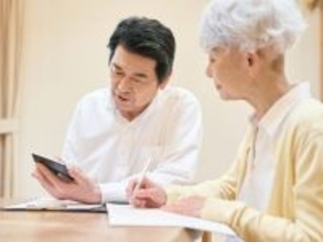 ガソリン代・日用品など…60代夫婦の家事生活にかかるお金、月2万円は高い？