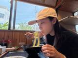「「はしかんが香川に!?」橋本環奈、家族旅行ショットに反響！ 「2日で8軒は本気すぎる笑」「横顔かわいい」」の画像1
