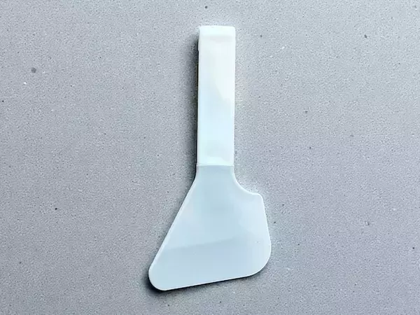 【ダイソー】実は“マルチに活躍する”逸品！「水切りかごに掛けられるスクレーパー」の魅力