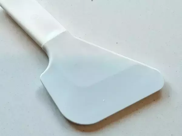「【ダイソー】実は“マルチに活躍する”逸品！「水切りかごに掛けられるスクレーパー」の魅力」の画像
