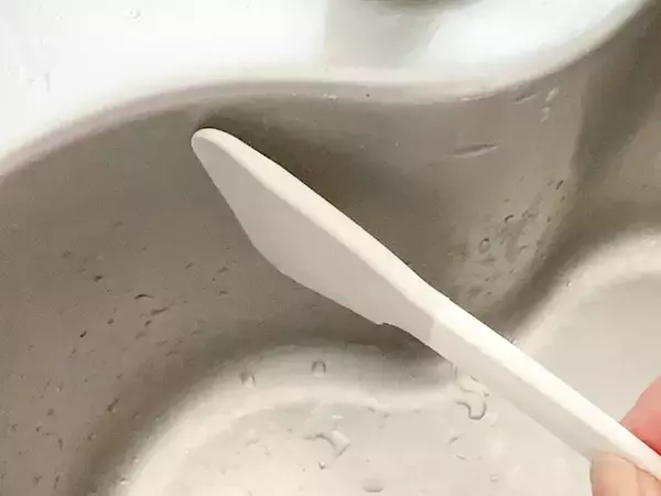 「【ダイソー】実は“マルチに活躍する”逸品！「水切りかごに掛けられるスクレーパー」の魅力」の画像