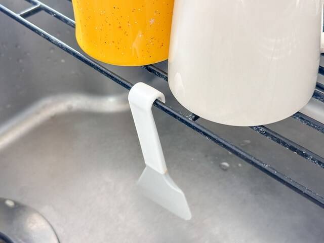 【ダイソー】実は“マルチに活躍する”逸品！「水切りかごに掛けられるスクレーパー」の魅力