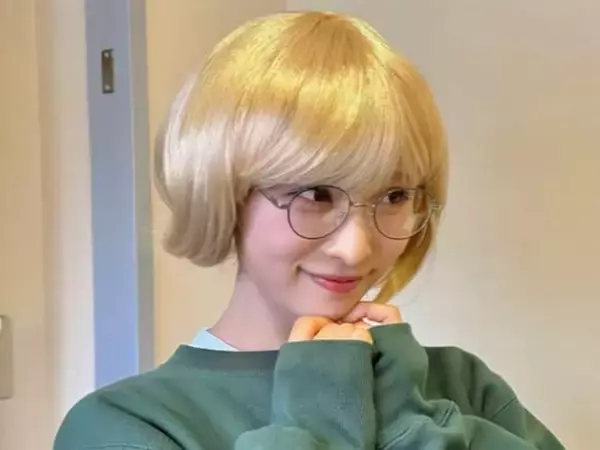 「こんな妹欲しい」AKB48メンバー、金髪ボブにイメチェン!? 芸人との“兄妹”ショットに反響「やばいかわいい」