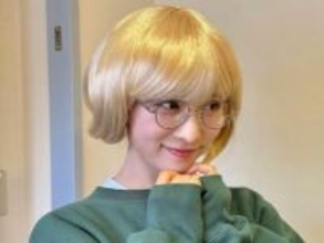 「こんな妹欲しい」AKB48メンバー、金髪ボブにイメチェン!? 芸人との“兄妹”ショットに反響「やばいかわいい」