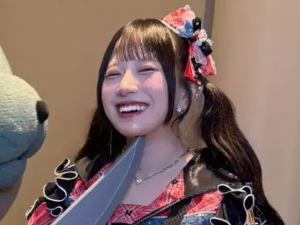 「刺さってますやん…」人気アイドル、包丁を突きつけられる姿を公開！ 「怖すぎワロタww」