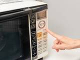 「電子レンジの「NG行為」5選！ やりがちだけど故障の原因にもつながることとは？」の画像1