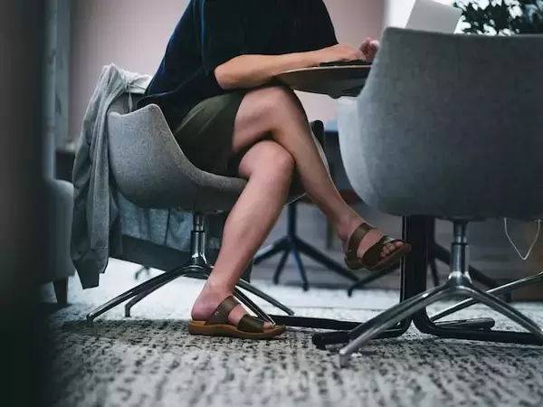 「ここは海の家か！」都庁の“ハーフパンツおじさん”にツッコむ女性も。自由だと分かっているけれど