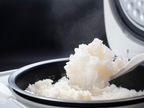 Q. 炊飯器でごはんを炊いたあと、「すぐほぐす」「待って蒸らす」どちらが正解ですか？