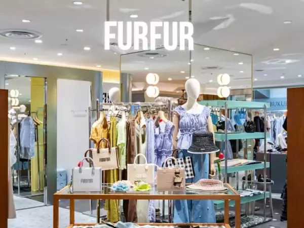 「かわいすぎんか」シナモロール、FURFURとの初コラボが話題。8/1発売のぬいぐるみチャーム付きバッグにファン興奮