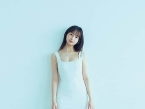 「切なくなる」影山優佳、意味深な美脚ショット公開「無造作に服をかけられたり、 倒されたり」