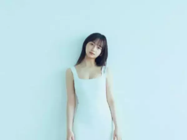 「切なくなる」影山優佳、意味深な美脚ショット公開「無造作に服をかけられたり、 倒されたり」