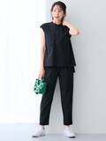 「【雨の日の服装】しっかり雨対策しながら“おしゃれ見え”！ 40代50代におすすめの「梅雨コーデ」3選」の画像2