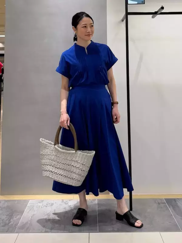 「【雨の日の服装】しっかり雨対策しながら“おしゃれ見え”！ 40代50代におすすめの「梅雨コーデ」3選」の画像