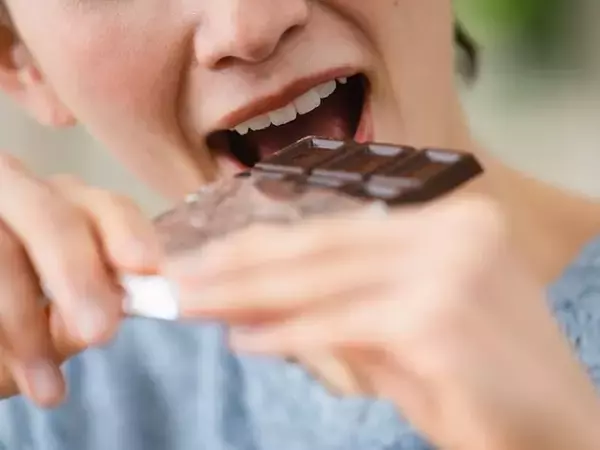 まだ信じてる？ 「チョコを食べ過ぎると鼻血が出る」説……昭和の俗説の正体をカフェイン量から検証