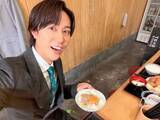 「「天才さを痛感」阿部亮平、ノールック成功ショット公開！スーツ姿に「あまりにも政治家すぎる」の声も」の画像1