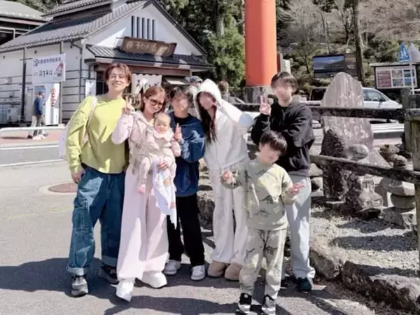 「辻希美、「7人家族になって初めての」箱根への“楽しかった”家族旅行を披露！ 集合ショットに反響」の画像