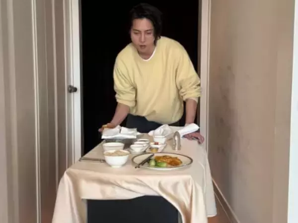 「パンくわえ山P可愛すぎ」山下智久、ホテルでのイケメンショットを公開！ 「爆イケ過ぎてしんどい（笑）」