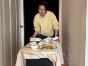 「パンくわえ山P可愛すぎ」山下智久、ホテルでのイケメンショットを公開！ 「爆イケ過ぎてしんどい（笑）」