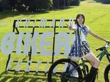 「「に、ニーハイです…天然の…」美人アイドル、美脚ショットに反響「バイカーの誇りじゃないですかね」」の画像1