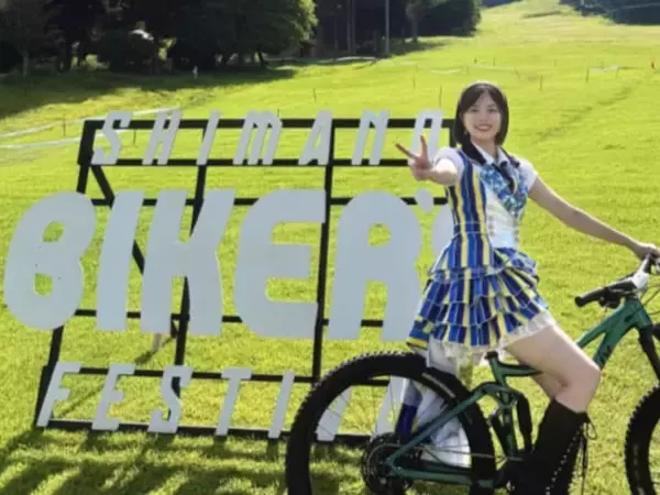 「に、ニーハイです…天然の…」美人アイドル、美脚ショットに反響「バイカーの誇りじゃないですかね」