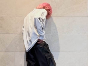 「パンツの見せ方可愛すぎる」佐久間大介、私服レザーパンツを解禁！ 「どの角度もめっちゃかっこいいわ…」