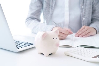 金融機関に勤めたことがある人は、どれくらい貯金と投資をしている？