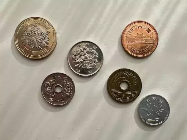 「Q. 知らないと恥ずかしいことに……硬貨の「表面」はどっち？ ポチ袋への正しい入れ方は？」の画像