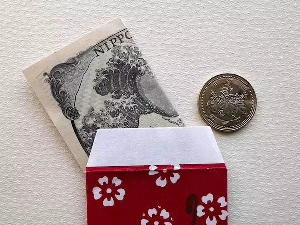 「Q. 知らないと恥ずかしいことに……硬貨の「表面」はどっち？ ポチ袋への正しい入れ方は？」の画像