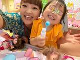 「「これはビビる」柳原可奈子、3歳次女の“推し”とのグリーティングを公開！ 「親子で推し活、憧れます」」の画像1