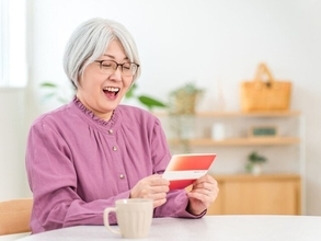 75歳でオルカン開始「とても始末家になった。10年楽しみたい」月10万円・77歳女性のNISA積立2年目