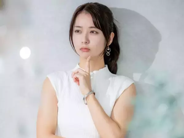 実家を「出る予定はない」。32歳女性、事務職、年収350万円。悩みは「散財してしまう」こと