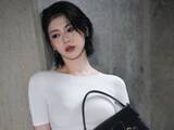 「三吉彩花、へそピ際立つグッチを纏った洗練コーデを公開！ ショート丈トップスから美しいウエスト披露」の画像1