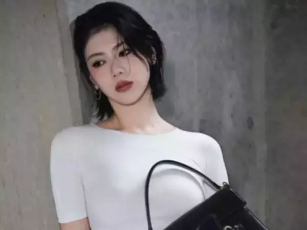 三吉彩花、へそピ際立つグッチを纏った洗練コーデを公開！ ショート丈トップスから美しいウエスト披露