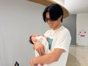 「幸せオーラが限界突破」サッカー日本代表、美人妻＆娘との家族ショット公開「寝方一緒なの可愛すぎる」