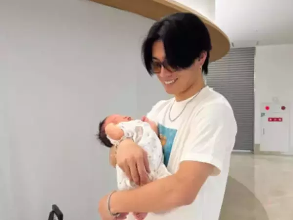 「幸せオーラが限界突破」サッカー日本代表、美人妻＆娘との家族ショット公開「寝方一緒なの可愛すぎる」