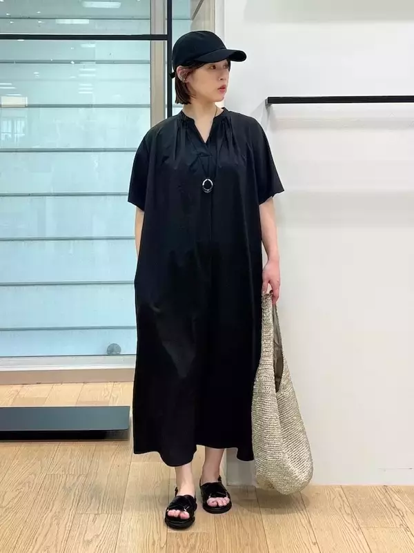 「顔もおなかもすっきり見え！ 二の腕も隠れる！ 抜け感抜群の「ふんわりワンピ」でつくる40代の夏コーデ」の画像