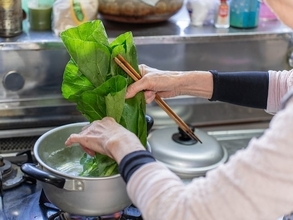 年金月13万6000円「コイン販売機で野菜を買い、不要な衣類で掃除する」78歳女性の暮らし