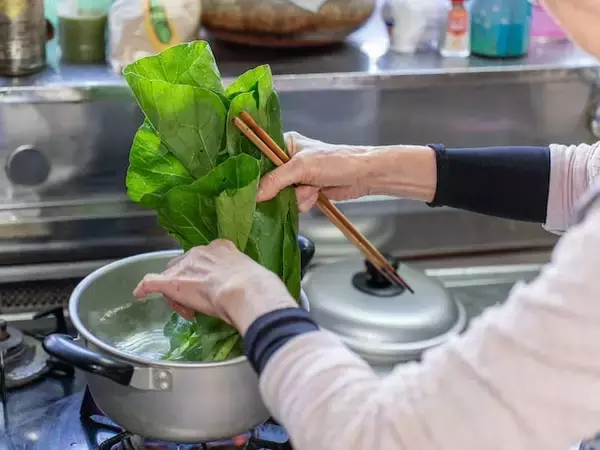 年金月13万6000円「コイン販売機で野菜を買い、不要な衣類で掃除する」78歳女性の暮らし