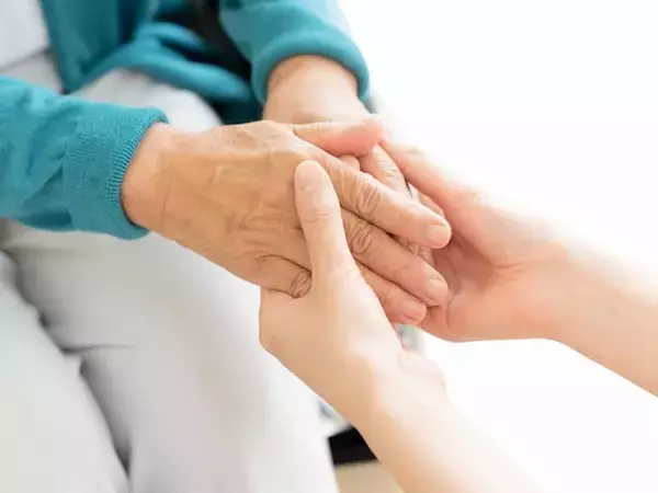 「物価高で家計に影響が」42歳女性、年収300万円、実家暮らしの介護事情を明かす