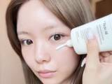 「「親子揃って可愛すぎ」人気YouTuberのモデル妻、親子ショット公開「お肌真っ白」「ちょんまげ可愛い」」の画像1
