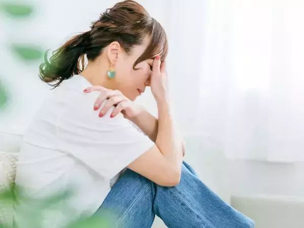 「生理くらいで？」という考えが象徴する、休めない日本の“誰もがつらい”働き方の大問題
