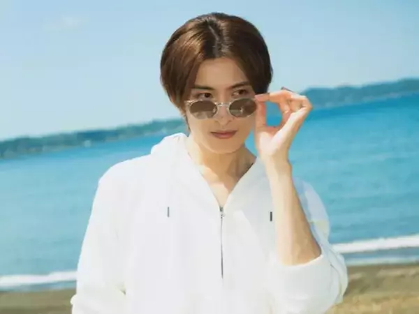 「爽やかイケメンすぎ」向井康二の“海デート”ショットに「めまい起こしそう」「かっこよすぎて溶けた」