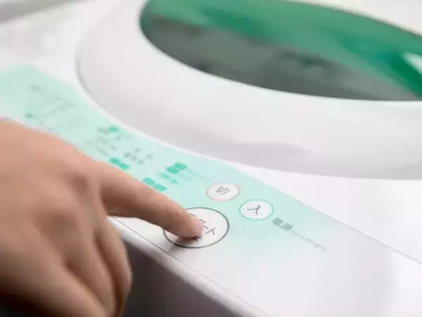 「もっと早く購入すれば良かった」山崎実業“洗濯機横マグネット折り畳み棚 タワー”が高評価。曲面にも貼れるマグネット式