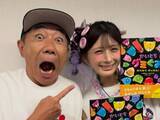 「「業務オメデトウ連絡！」木梨憲武、人気インフルエンサーとの2ショット公開「えぇ!!私の推しと娘の推し」」の画像1