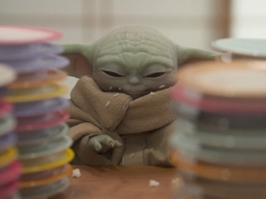 「可愛すぎかww」『スター・ウォーズ』人気キャラ、日本食堪能する姿が「もぐもぐ、たまらん」と話題！
