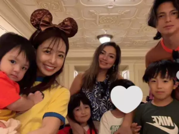 アレクサンダー、川崎希＆3人の子どもらとディズニー満喫！ “美人妹”も登場した家族ショットに反響