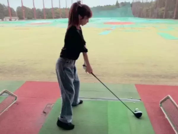 「夫婦で一緒に出来るスポーツ」ほしのあき、ゴルフでナイススイング披露！ 「素晴らしい心意気です」